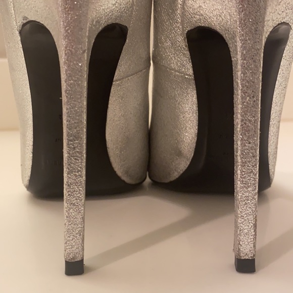 Saint Laurent Silver Metallic Pumps - Picture 6 of 7